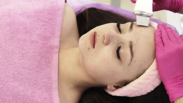 Ultraschall Kratzen Junge Frau Erhält Ultraschall Kavitation Gesichtspeeling Reinigung Kosmetologie — Stockvideo