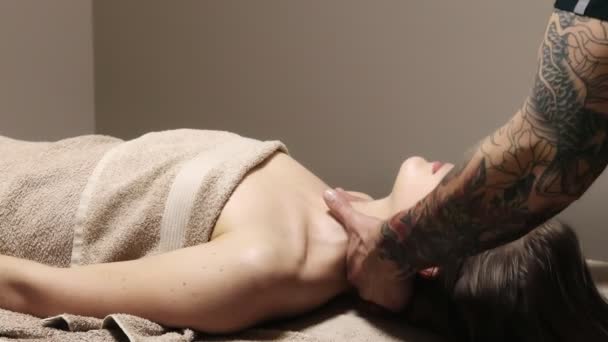 Masseur Massiert Wellness Salon Den Nacken Einer Erwachsenen Frau Wellness — Stockvideo