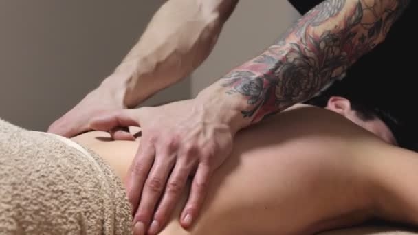 Primer plano del hombre disfrutando de un relajante masaje de espalda en el spa. — Vídeos de Stock