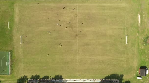 Αεροφωτογραφία του γηπέδου ποδοσφαίρου και δύο επαγγελματικές ομάδες που παίζουν ποδόσφαιρο. — Αρχείο Βίντεο