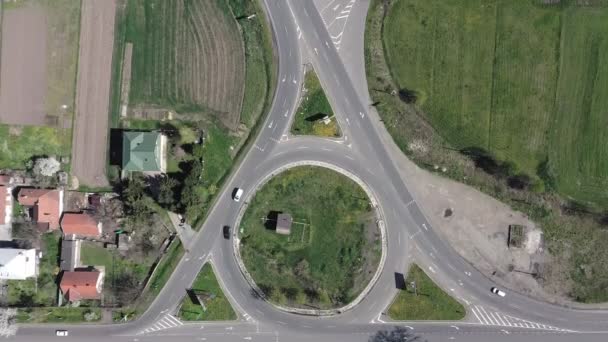 Roundabout tráfego de carros e caminhões no círculo anel estrada vista superior aérea — Vídeo de Stock