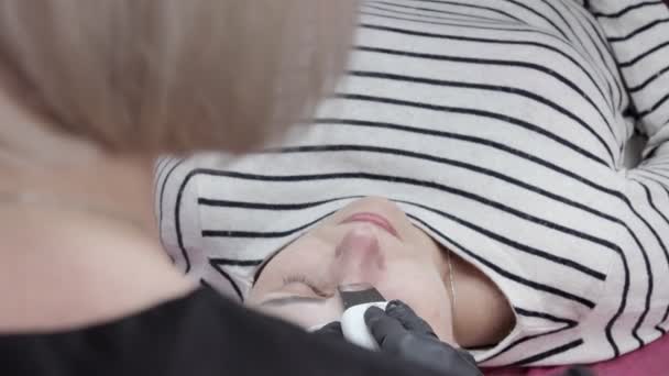 Cosmetologue, esthéticienne faisant un traitement facial avec spatule ultrasonique — Video