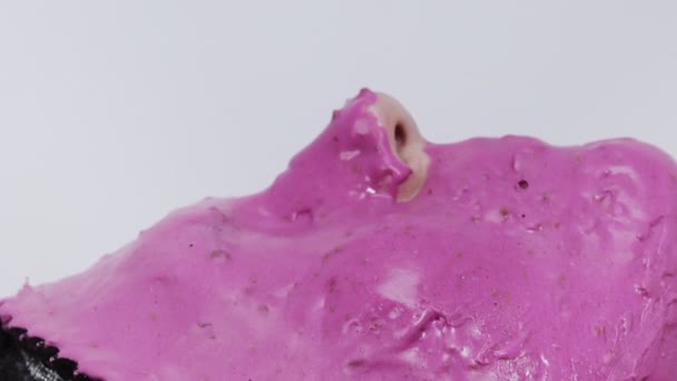 Nő rózsaszín hidratáló alginát maszk — Stock videók