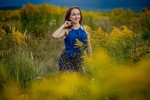 Brunetka Dziewczyna Środku Kwitnącego Pola Alergie Pyłki Kwiaty — Zdjęcie stockowe