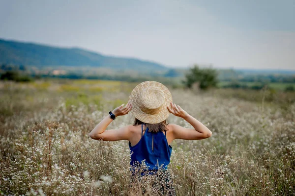 Kvinnan Som Bor Wildflowers Field Looking Away Copyspace Leende Attraktiv — Stockfoto