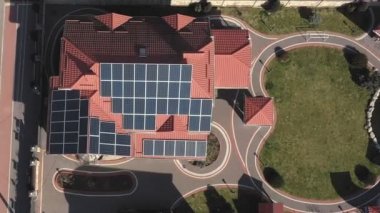 Mavi panelli, yeni, modern bir ev kulübesinin havadan görünüşü. Yenilenebilir ekolojik yeşil enerji üretim kavramı.