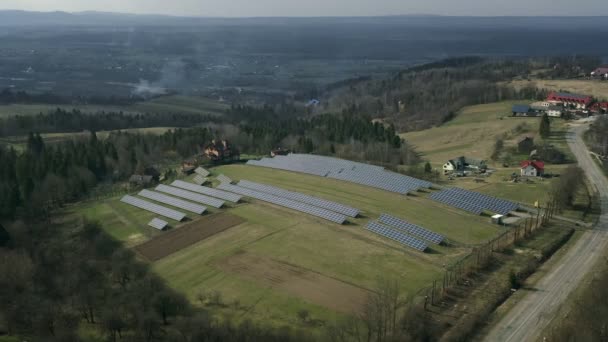 Solarkraftwerk Auf Der Grünen Wiese Einem Sonnigen Tag Luftaufnahme Sonnenkollektoren — Stockvideo