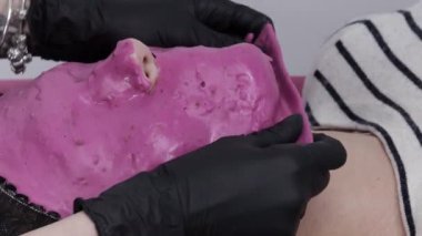 Güzellik salonu, Alginate Maskesi çıkarılıyor. Kadın Cilt Bakımı. Güzellik Tedavisi.