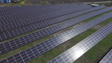 Güneş paneli yeşil, çevre dostu enerji üretir. İHA 'dan hava görüntüsü