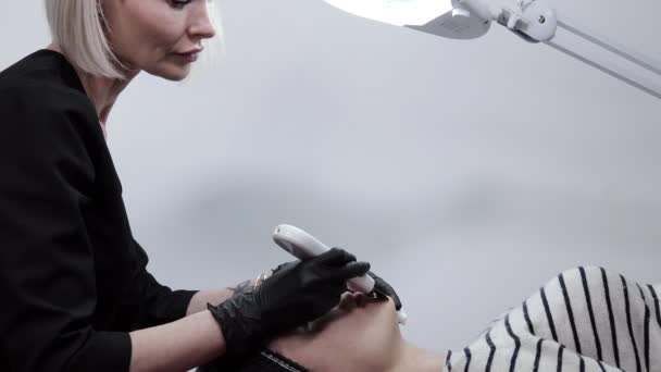 Kosmetikerin Kosmetikerin Die Junge Frau Mit Ultraschallspachtel Behandelt Gesichtswäscher Mit — Stockvideo