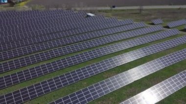 Güneş paneli yeşil, çevre dostu enerji üretir. İHA 'dan hava görüntüsü