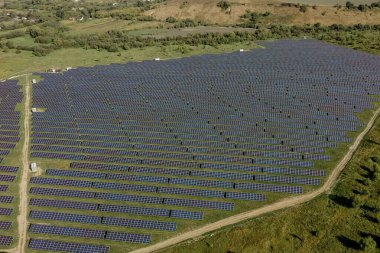 Güneş panelleri havadan görünüyor. Hava manzaralı polar paneller. Güç çiftliği temiz enerji üretiyor. Güç çiftliği temiz enerji üretiyor.