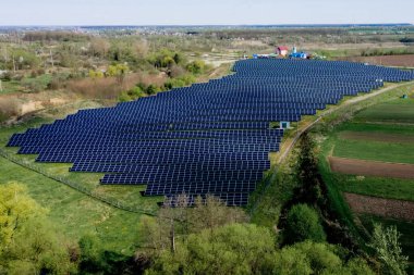 Güneş paneli yeşil, çevre dostu enerji üretir.