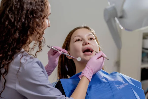 Dişçide Ağız Muayenesi Sırasında Ağzı Açık Bir Kadının Yakın Çekimi — Stok fotoğraf