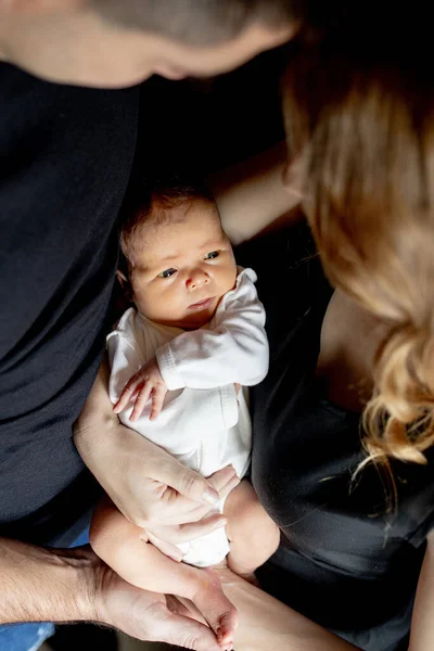 Giovane Padre Madre Che Tengono Braccio Loro Neonato Mamma Papa — Foto Stock