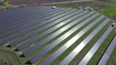Güneş paneli yeşil, çevre dostu enerji üretir. İHA 'dan hava görüntüsü
