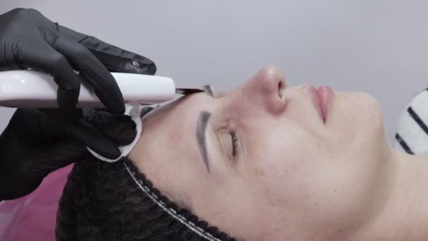 Ung Kvinna Som Får Ultraljud Kavitation Ansiktspeeling Rengöring Kosmetologi Ansiktsbehandling — Stockvideo