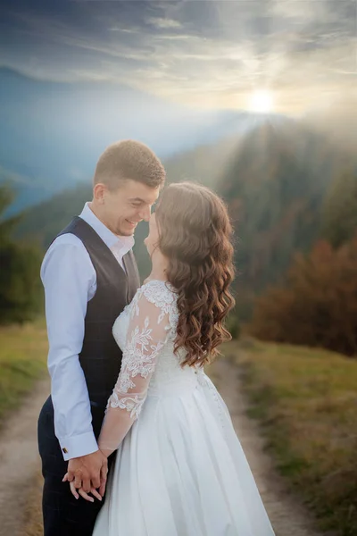 Krásný Pár Jejich Svatební Den Pozadí Epitelném Západu Slunce Horách — Stock fotografie