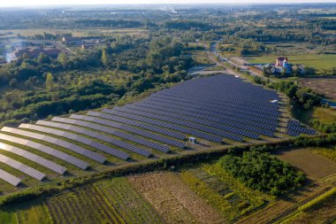 Güneş panelleri havadan görünüyor. Hava manzaralı polar paneller. Güç çiftliği temiz enerji üretiyor. Güç çiftliği temiz enerji üretiyor.