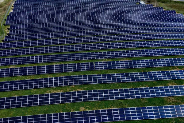 Güneş Paneli Yeşil Çevre Dostu Enerji Üretir — Stok fotoğraf