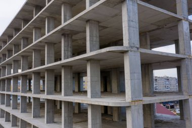 Bir şehirde inşaat halindeki yüksek apartmanın beton çerçevesinin havadan görünüşü