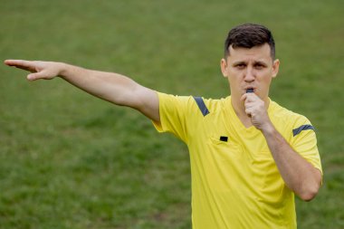 Hakem kuralları ihlal ettiğini belirtiyor. Spor anlayışı, kural ihlali, tartışmalı konular, engellerin aşılması