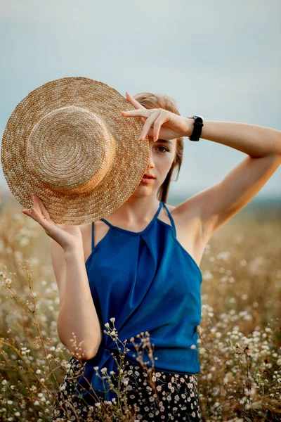 Kvinnan Som Bor Wildflowers Field Looking Away Copyspace Leende Attraktiv — Stockfoto