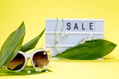 Arka planda indirimli güneş gözlüğü.