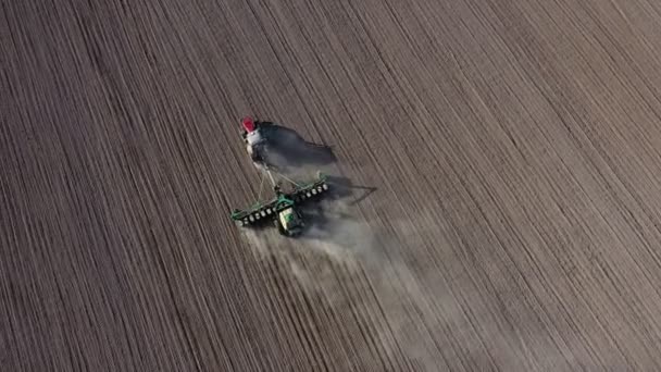 Légi Kilátás Traktor Borona Rendszer Szántás Föld Művelt Mezőgazdasági Területen — Stock videók