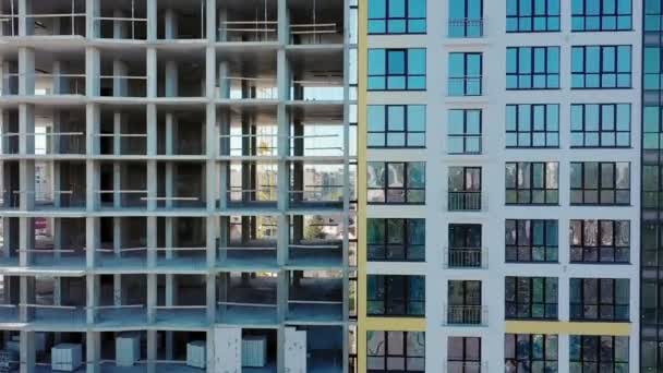 建造中的高层住宅公寓楼的空中景观 新公寓楼的许多窗户正在建造中 房地产开发 — 图库视频影像