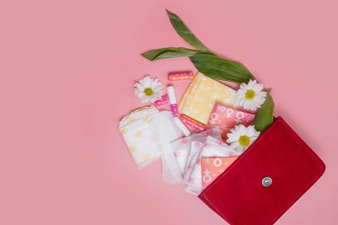 Kozmetik torbada adet tamponları ve pedler. Adet döngüsü. Hijyen ve koruma.