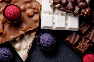 Çikolata, ezilmiş çikolata ve fındık parçaları. Çikolatalı Praline tatlılar..