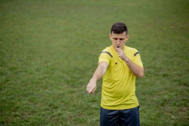 Hakem oyun oynarken penaltıyı gösteriyor. Spor anlayışı, kural ihlali, tartışmalı konular, engellerin aşılması