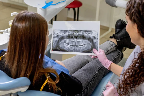 Dentista Spiega Dettagli Immagine Dei Denti Raggi Suo Paziente Clinica — Foto Stock