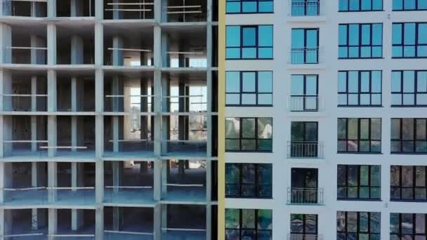 建設中の高住宅のアパートの建物の空中ビュー 建設中の新しいアパートの建物のファサードの多くの窓 不動産開発 — ストック動画