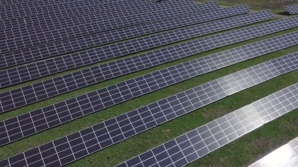 Painel Solar Produz Energia Verde Amiga Ambiente Vista Aérea Drone — Vídeo de Stock