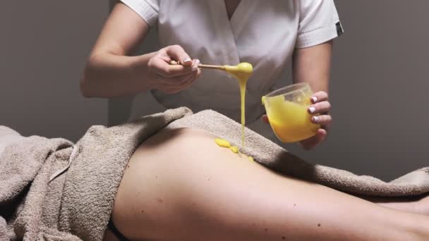 Femme Dans Salon Spa Ayant Cellulite Massage Thérapie Avec Miel — Video
