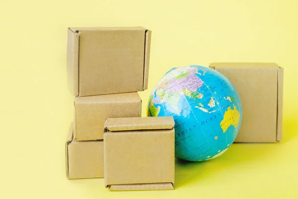 Земной Шар Окружен Коробками Мировой Бизнес Международные Перевозки Товаров Грузовые — стоковое фото
