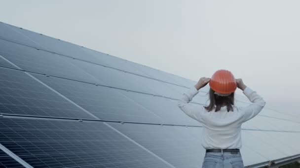 インスペクタエンジニア女性ソーラーパネルで働くデジタルタブレットを保持するパワーファーム 太陽電池パーク グリーンエネルギーコンセプト — ストック動画