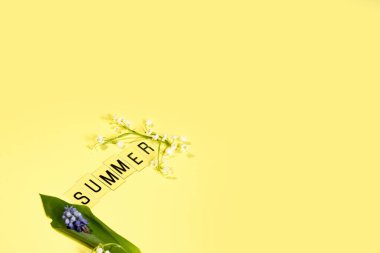 Mektuplardan ve sarı arkaplanda papatya çiçeklerinden yaz. Tebrik kartı Düz Yatay Kopya Alanı Merhaba yaz mevsimi.