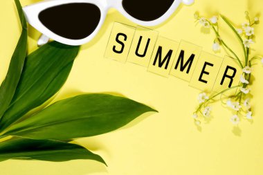 Mektuplardan ve sarı arkaplanda papatya çiçeklerinden yaz. Tebrik kartı Düz Yatay Kopya Alanı Merhaba yaz mevsimi.