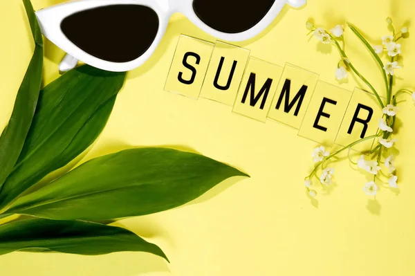 Mektuplardan ve sarı arkaplanda papatya çiçeklerinden yaz. Tebrik kartı Düz Yatay Kopya Alanı Merhaba yaz mevsimi.