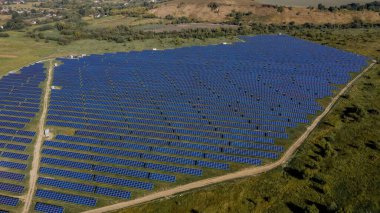 Güneş panelleri havadan görünüyor. Hava manzaralı polar paneller. Güç çiftliği temiz enerji üretiyor. Güç çiftliği temiz enerji üretiyor.