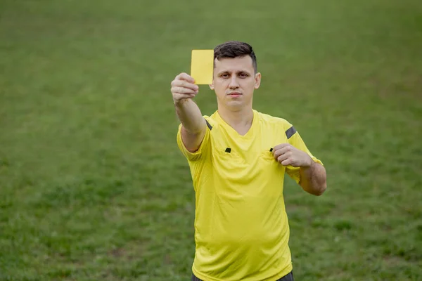 Árbitro Mostrando Cartão Vermelho Para Jogador Futebol Futebol Descontente Durante — Fotografia de Stock