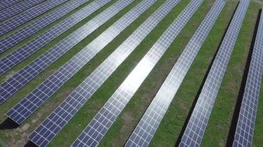 Güneş paneli yeşil, çevre dostu enerji üretir. İHA 'dan hava görüntüsü