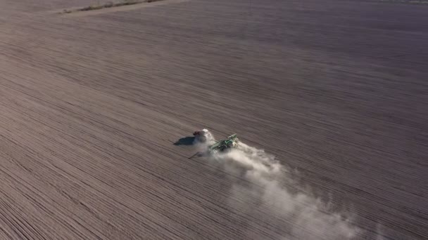 Luchtfoto Van Landbouwtrekker Ploegen Een Veld Zonnige Dag Natuurlijke Seizoensgebonden — Stockvideo