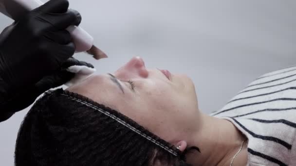 Junge Frau Erhält Ultraschall Kavitation Gesichtspeeling Reinigung Kosmetologie Gesichtspflege Behandlung — Stockvideo