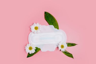 Çiçek temizleme pedi, hijyen konsepti, kadın ürünleri, adet pedleri..