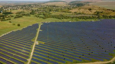 Güneş panelleri havadan görünüyor. Hava manzaralı polar paneller. Güç çiftliği temiz enerji üretiyor. Güç çiftliği temiz enerji üretiyor.