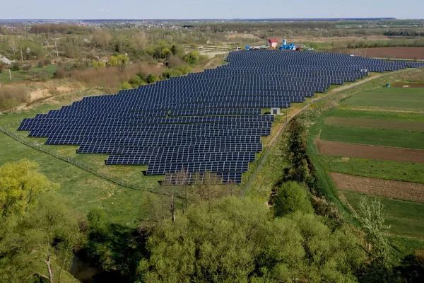 Güneş paneli yeşil, çevre dostu enerji üretir.